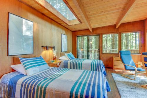 due letti in una stanza con lucernario di The Redwood House a Fish Rock