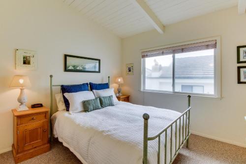 מיטה או מיטות בחדר ב-Oceanfront Dream