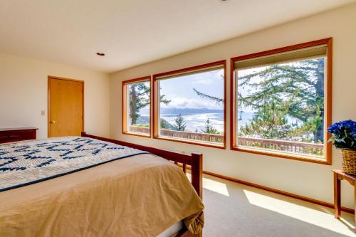 Een bed of bedden in een kamer bij Cliffside Serenity