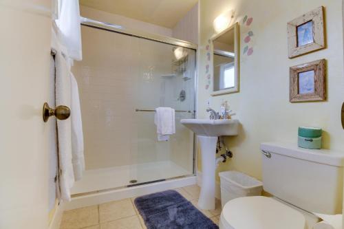 Kylpyhuone majoituspaikassa Oceanfront Dream