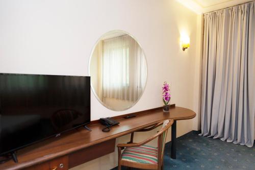 Telewizja i/lub zestaw kina domowego w obiekcie iH Hotels Milano Blu Visconti