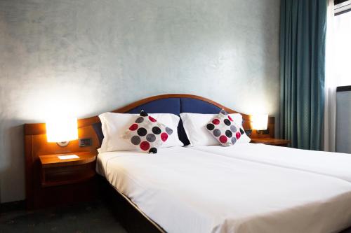 Säng eller sängar i ett rum på iH Hotels Milano Blu Visconti