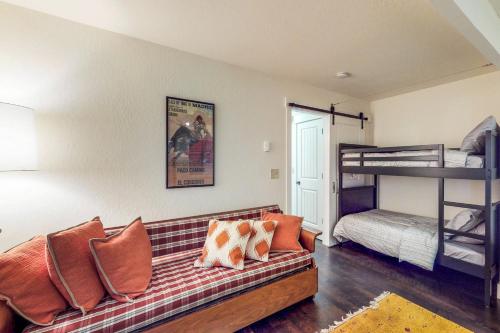 - un salon avec un canapé et des lits superposés dans l'établissement Casa del Lago, à Tyrolian Village