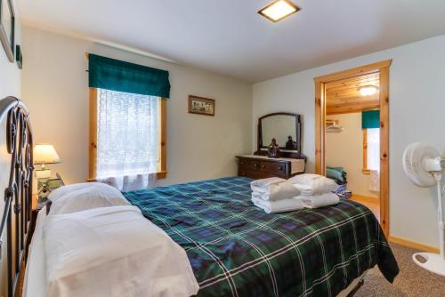 - une chambre avec un lit et 2 serviettes dans l'établissement Still Meadows, à McComas Beach