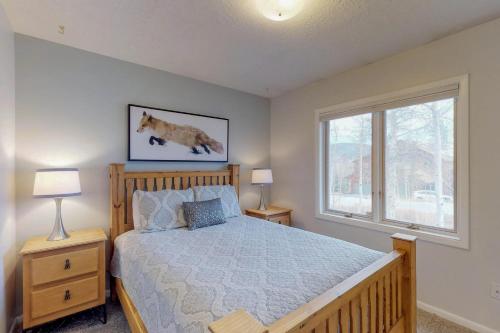 une chambre avec un lit et une fenêtre dans l'établissement Alpine Getaway, à Gold Hill