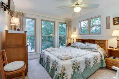 1 dormitorio con cama y ventana en Driftwood #6 en McHenry