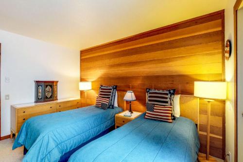 - une chambre avec 2 lits et des couettes bleues dans l'établissement Snowcreek 1538, à Sun Valley