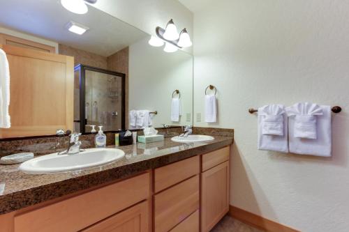 a bathroom with two sinks and a large mirror at Lakeside Haven in Dover
