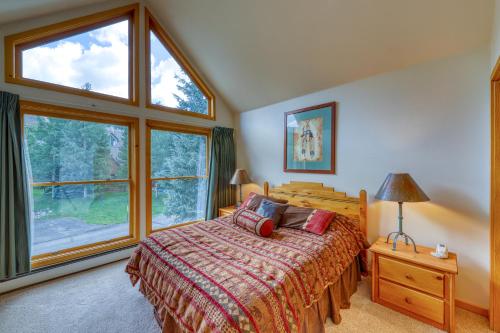 ein Schlafzimmer mit einem Bett und einem großen Fenster in der Unterkunft Snake River Village 05 in Keystone