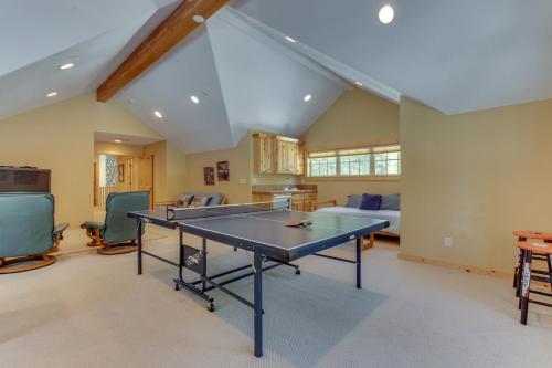Black Butte Manor Bordering Forest – Photos 2