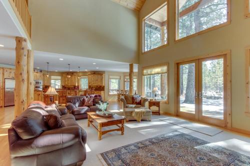 Black Butte Manor Bordering Forest – Photos 4