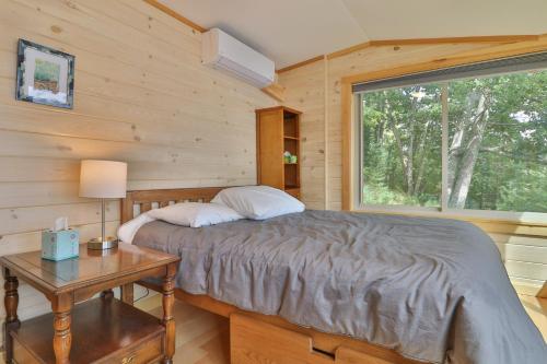 a bedroom with a bed in a log cabin at Eagles View in Bowdoinham