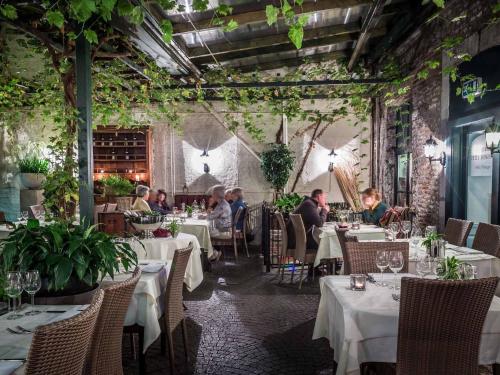 Restaurace v ubytování Hotel Au Quartier