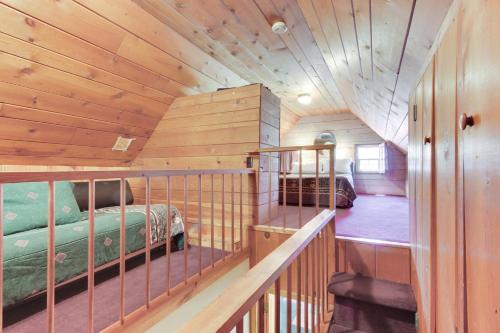 una habitación con dos literas en una cabaña en Avery West Shore Cabin, en McCall