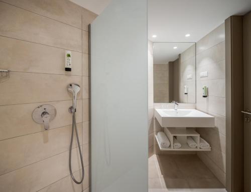 Vannituba majutusasutuses BRETANIDE Sport & Wellness Resort - All Inclusive