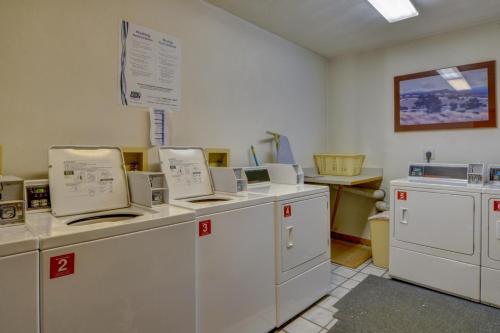 a laundry room with washing machines and a counter at East Bay 6 in Dillon