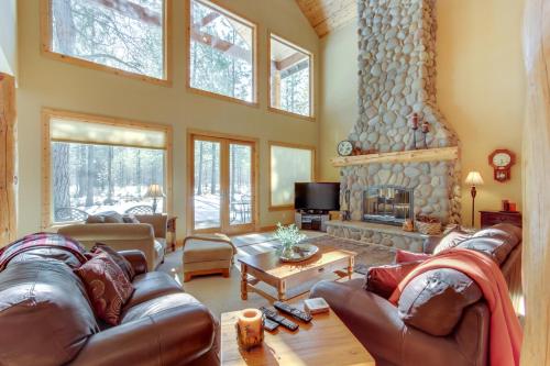 Black Butte Manor Bordering Forest – Photos 5