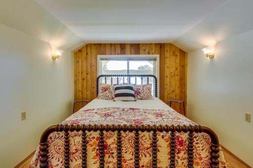 En eller flere senger på et rom på Peaceful Port Ludlow Escape
