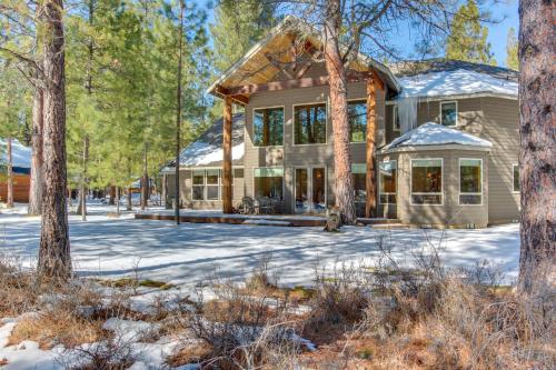 Black Butte Manor Bordering Forest – Photos 3