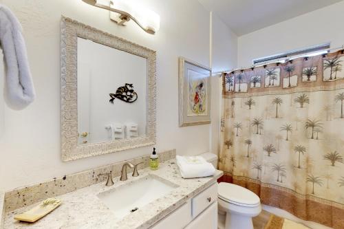 ein Badezimmer mit Waschbecken, Toilette und Spiegel in der Unterkunft Vistoso Resort Casita #138 in Tortolita