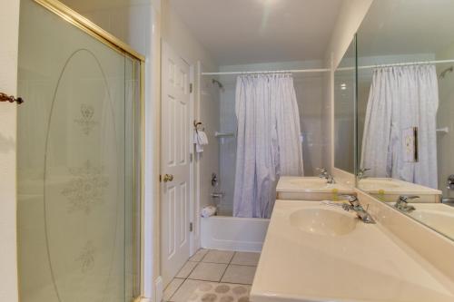 La salle de bains est pourvue d'une douche, d'un lavabo et d'une baignoire. dans l'établissement Barrier Dunes Hideaway, à Oak Grove