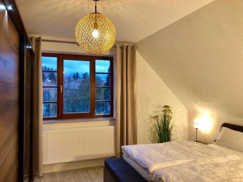 Schlafzimmer mit einem Bett und einem Fenster in der Unterkunft Hubertusnest in Bad Berka