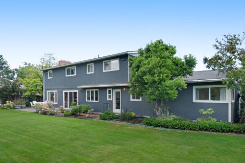 a gray house with a yard at Highland Park House in Walla Walla