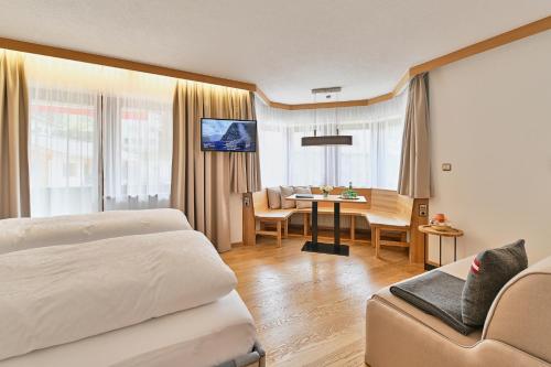 Télévision ou salle de divertissement dans l'établissement Hotel Garni Sursilva