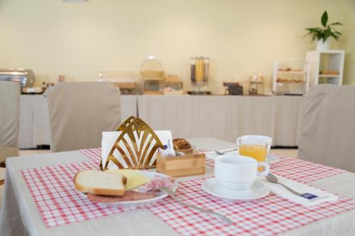 Makanan di atau berdekatan hotel