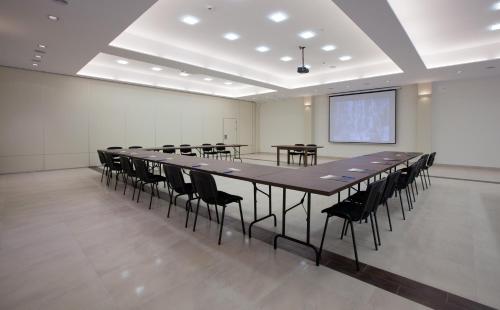 a large conference room with a long table and chairs at Hotel Feniks in Gniezno