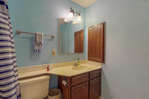 y baño con lavabo, aseo y espejo. en Aspenwood 4229-30, en Pagosa Springs