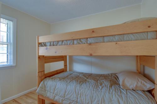 1 Schlafzimmer mit 2 Etagenbetten in einem Zimmer in der Unterkunft Peak View Cabin in Estes Park