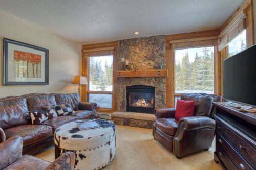 a living room with a couch and a fireplace at Settler's Creek 6524 in Keystone