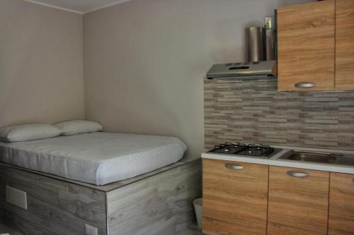 een kleine slaapkamer met een bed en een fornuis bij Lo Spillo in Pineto