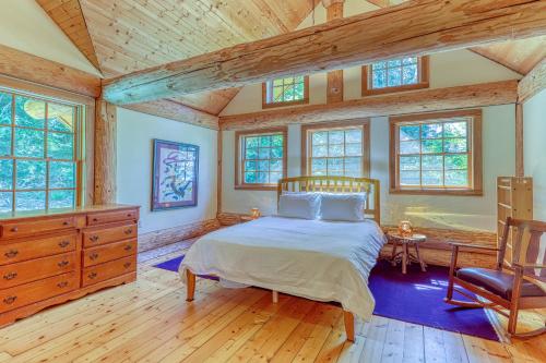 Un pat sau paturi într-o cameră la Camano Family Retreat