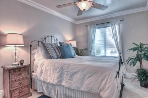 - une chambre avec un lit et un ventilateur de plafond dans l'établissement Monterey B, à San Clemente