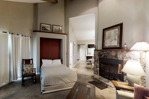 een slaapkamer met een bed en een open haard bij Aspenwood 4262 in Pagosa Springs