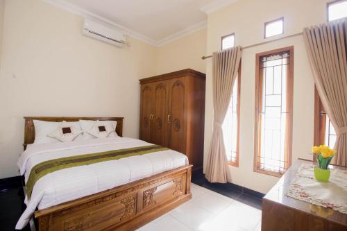 Uma cama ou camas num quarto em Nginap at Joy House
