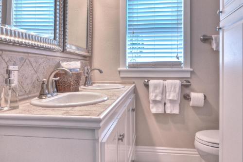 La salle de bains est pourvue d'un lavabo, de toilettes et d'un miroir. dans l'établissement Monterey B, à San Clemente