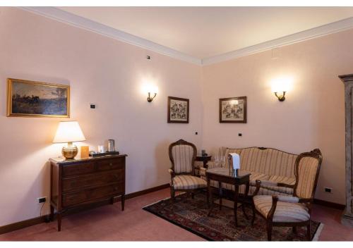 a living room with a couch and a table and chairs at Phi Hotel Canalgrande in Modena
