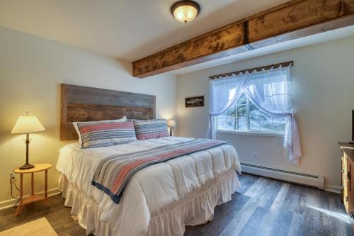 Un dormitorio con una cama grande y una ventana en Quiet in the Pines - Permit #3120, en Estes Park