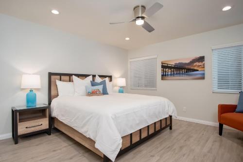 a bedroom with a bed and a ceiling fan at Villa Del Mar in San Clemente