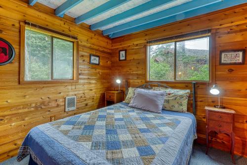 Un pat sau paturi într-o cameră la Lohman Lookout