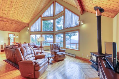 TV a/nebo společenská místnost v ubytování 2 Bed 2 Bath Vacation home in Orcas Island