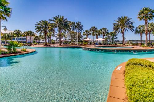einen Pool mit Palmen in einem Resort in der Unterkunft Reflections At Bay Point II in Panama City Beach