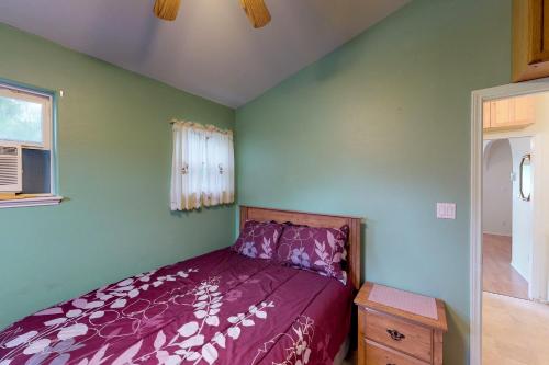 1 dormitorio con cama morada y ventana en Long Island Village Unit 081 en Port Isabel