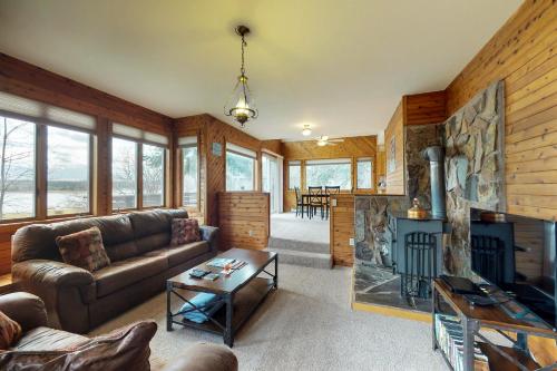 Conrad Vista Waterfront Home – Photos 2