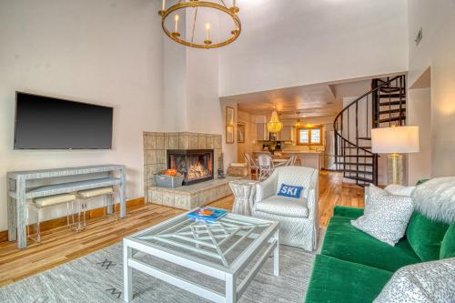 Ruang duduk di 2 Bed 2 Bath Apartment in Avon