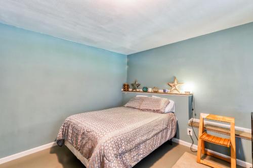 Una cama o camas en una habitación de Anderson Island Getaway