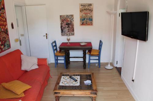 een woonkamer met een rode bank en een tafel bij DaRiMaPa House in Mondello